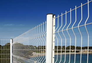  Белый сетчатый 3Д забор, установленный в Феодосии
