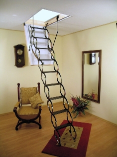  Складная лестницы в доме в Феодосии